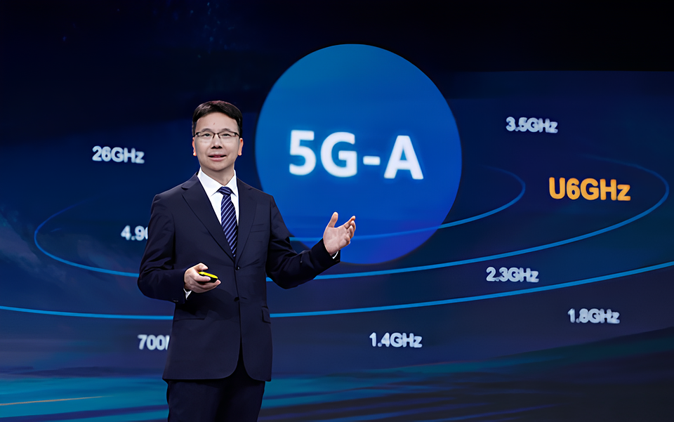 Yang Chaobin, dyrektor generalny Huawei ICT Business Group, przemawiający podczas MWC Barcelona 2026