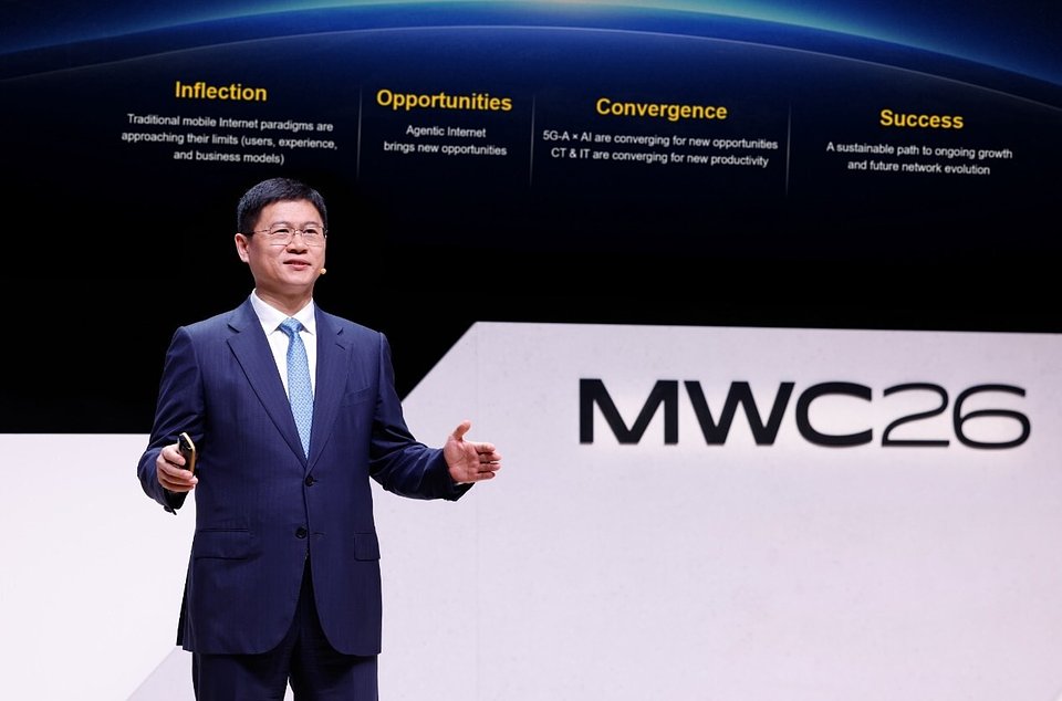 Li Peng, starszy wiceprezes Huawei i prezes działu sprzedaży i usług ICT, przemawiający podczas MWC Barcelona 2026.