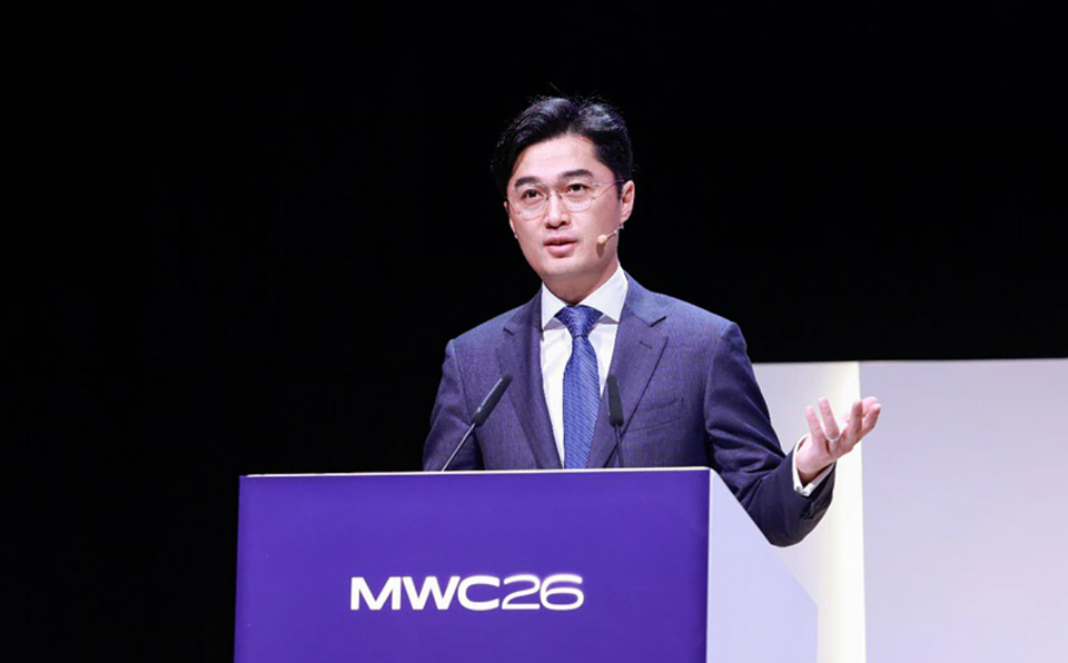 Eric Yang, prezes Huawei Carrier Business, wygłaszający przemówienie podczas MWC 2026 w Barcelonie
