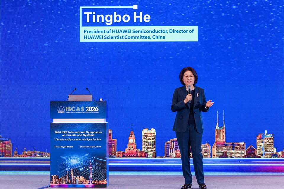 He Tingbo podczas przemówienia „New Semiconductor Path in Practice”