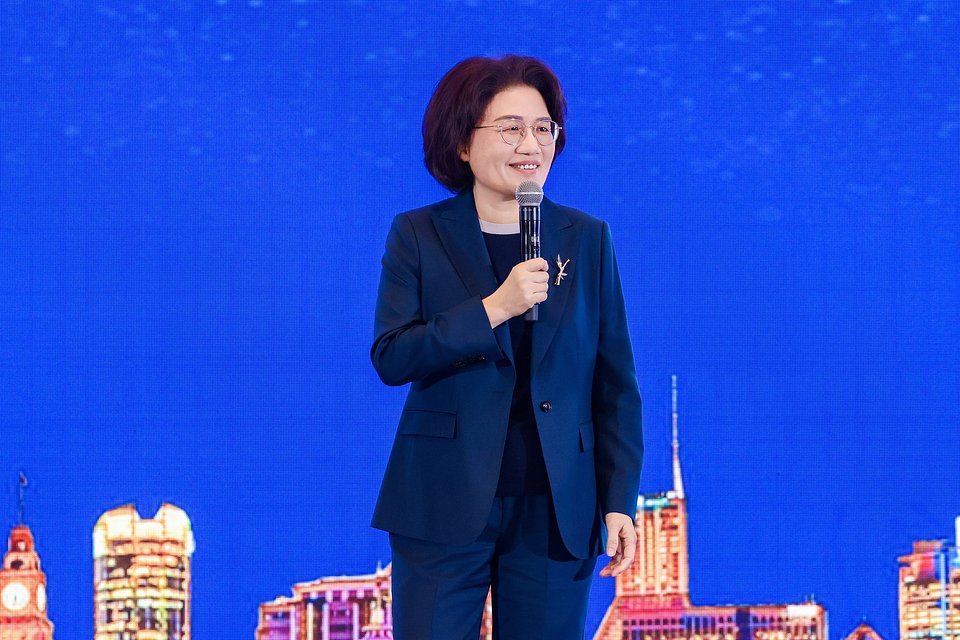 He Tingbo podczas przemówienia „New Semiconductor Path in Practice”