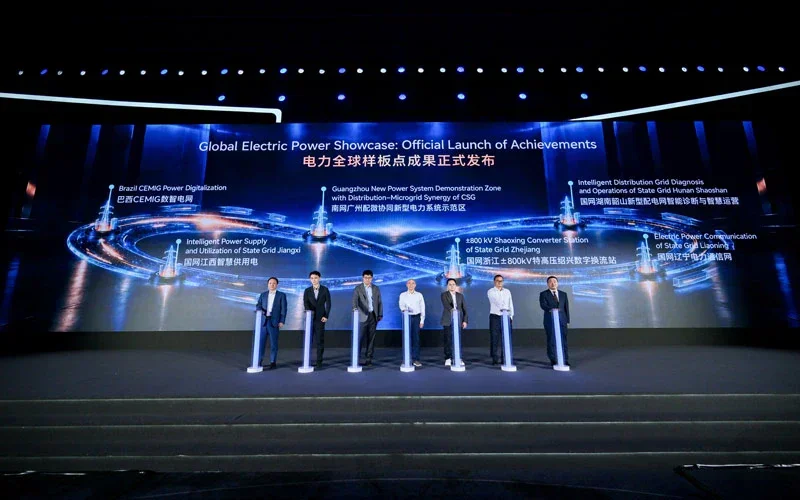 (Od lewej) He Yibo, starszy wiceprezes Huawei; He Boyang, dyrektor działu marketingu w State Grid Xiangtan Power Supply Company; Fu Yinfang, dyrektor Centrum Technologii Inteligentnego Utrzymania i Eksploatacji Sieci Prądu Stałego w oddziale najwyższych napięć State Grid Zhejiang; Zhang Wumin, zastępca głównego inżyniera oraz dyrektor działu dostaw i zużycia energii w State Grid Jiangxi Electric Power Co., Ltd.; Bi Chaohao, dyrektor generalny Guangzhou Baiyun Power Supply Bureau w Guangdong Power Grid; Wang Shunjiang, dyrektor działu komunikacji w State Grid Liaoning Dispatching and Control Center; oraz David Sun, CEO Huawei Electric Power Digitalization BU.