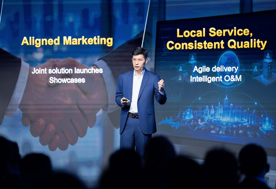 Leo Chen, starszy wiceprezes Huawei i prezes ds. sprzedaży dla klientów biznesowych, podczas wystąpienia na Huawei Connect Europe 2026