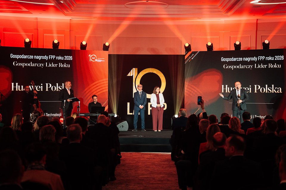 Ryszard Hordyński, dyrektor ds. strategii i komunikacji w Huawei Polska odbiera nagrodę „Lider Innowacji i Technologii”