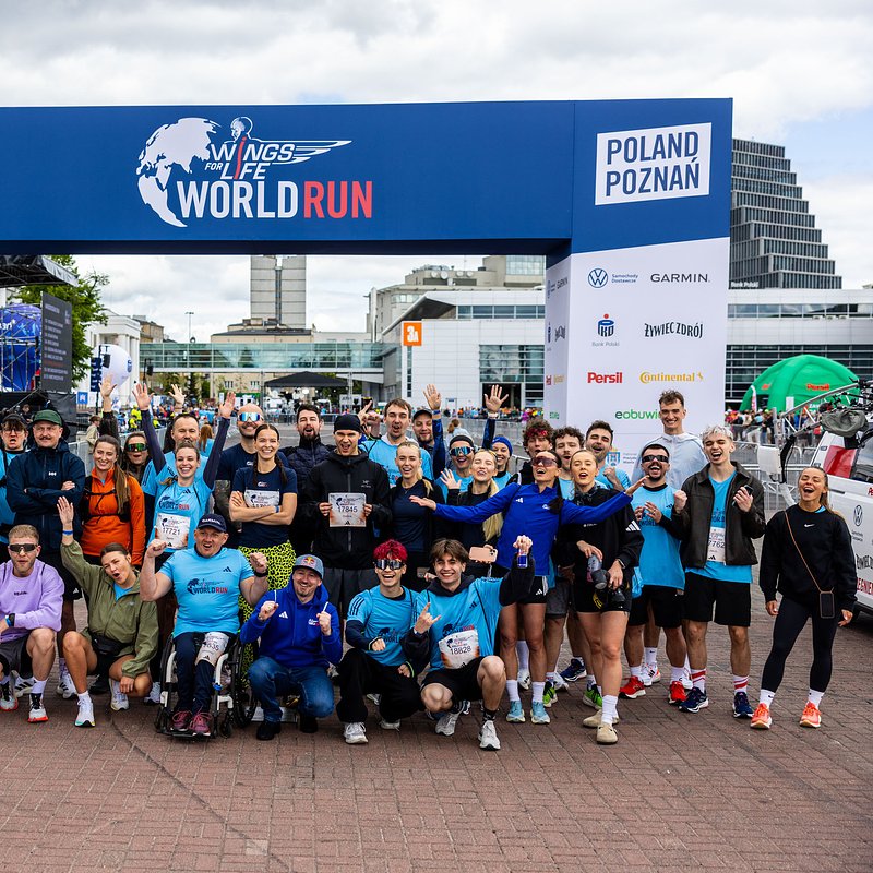 Ambasadorzy biegu Wings for Life World Run przy bramie startowej, fot. Damian Kramski.jpg