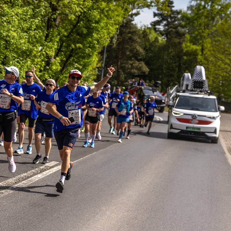 Łukasz Czepiela i Tadeusz Błażusiak kończący Wings for Life World Run, for. Damian Kramski.jpg