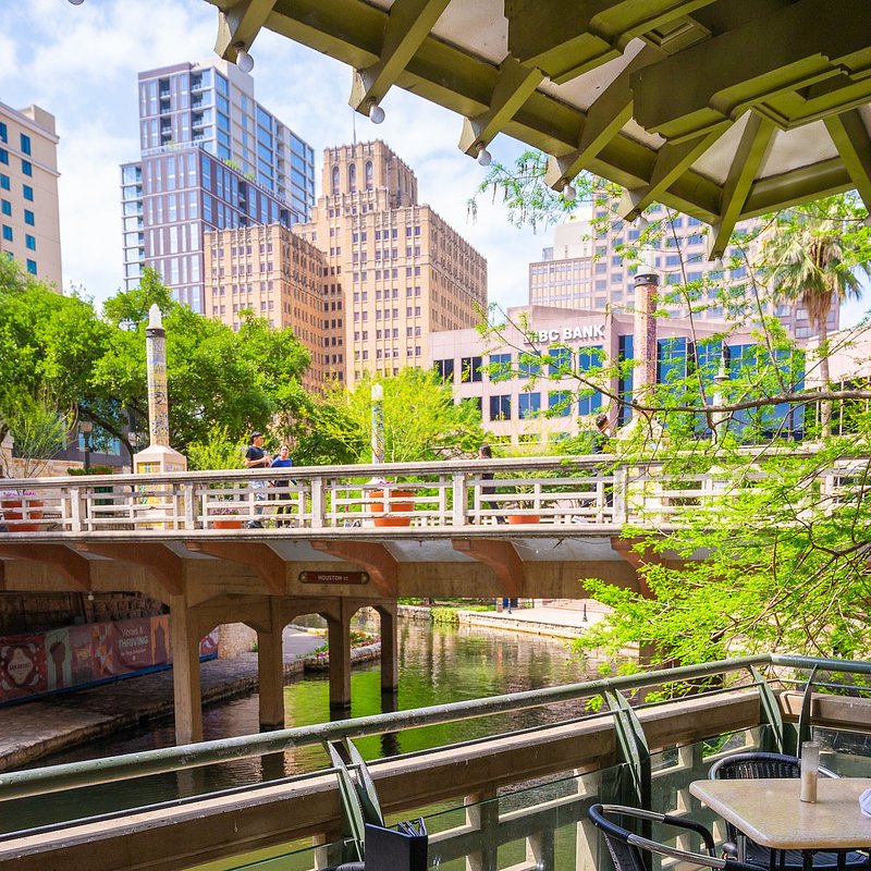 Acenar-San-Antonio-Riverwalk-Patio-Dining.jpg
