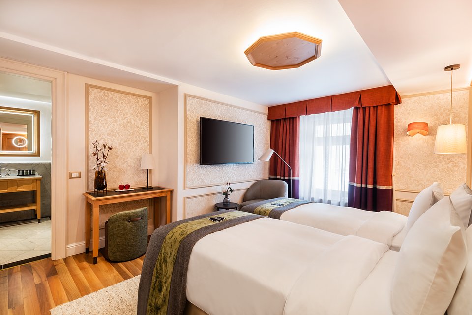 Hotel Flüela Davos - The Unbound Collection by Hyatt (2).jpg