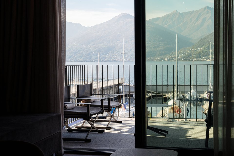 Marina Lodge_Junior Suite Vista Lago (2).jpg