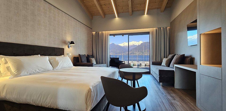 Marina Lodge_Junior Suite Vista Lago (3).jpg