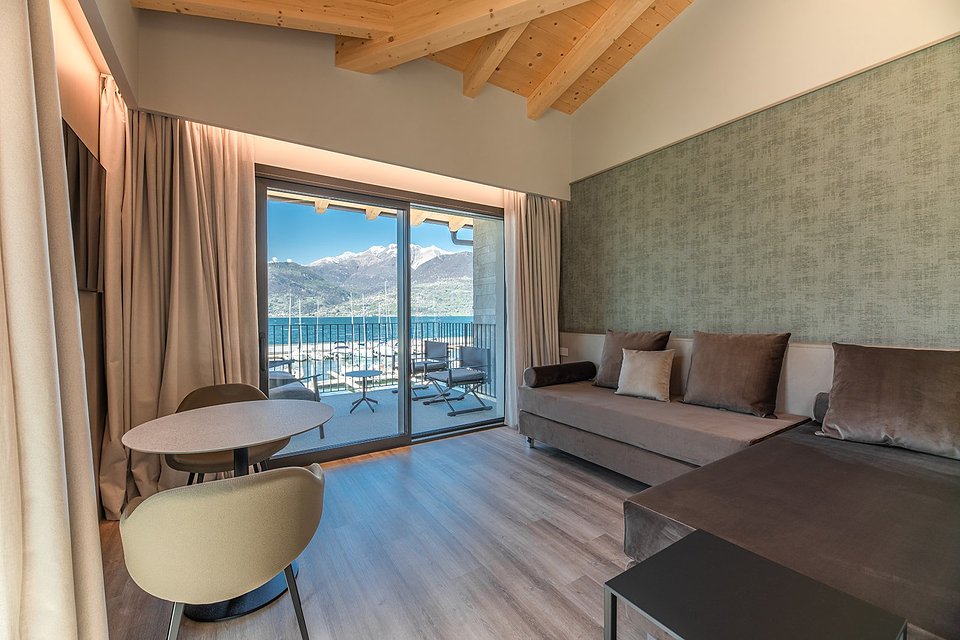 Marina Lodge_Suite Vista Lago (13).jpg