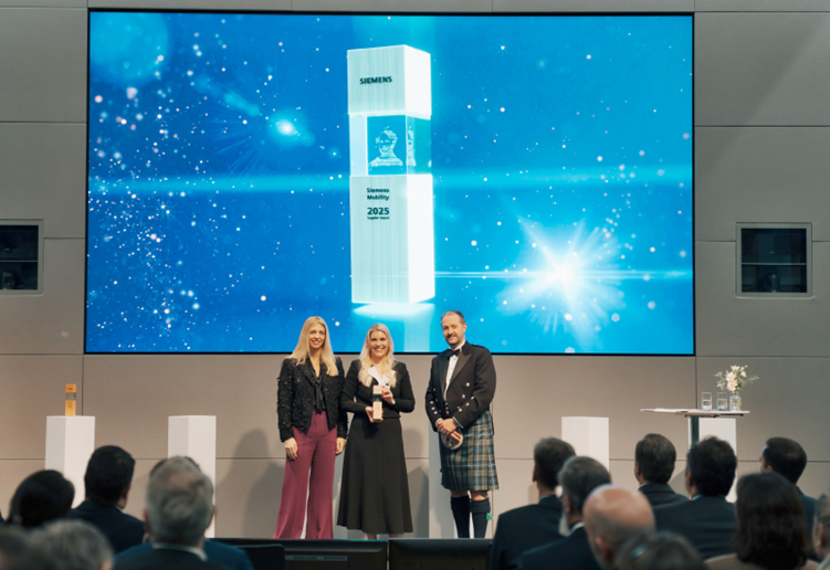 Wręczenie nagród Siemens Mobility Award 2025: Beatrice Bock (Dyrektor Zarządzający i Dyrektor Finansowy Siemens Mobility), Sabine Geis (Global Account Manager Siemens, Grupa Geis) i Rory Lamont (Dyrektor ds. Zakupów, Siemens) podczas wręczania nagród 24 listopada w Monachium (od lewej).