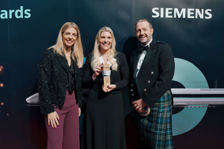 Siemens Mobility Award 2025: Beatrice Bock (Dyrektor Zarządzający i Dyrektor Finansowy Siemens Mobility), Sabine Geis (Global Account Manager Siemens, Grupa Geis) i Rory Lamont (Dyrektor ds. Zakupów, Siemens) z nagrodą „Logistics Performance” podczas uroczystej ceremonii wręczenia nagród 24 listopada w Monachium (od lewej).