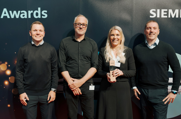 Benjamin Thumann i Carsten Berger (Siemens Mobility) z Sabine Geis (Global Account Manager Siemens, Grupa Geis) i Holgerem Freyem (Siemens Mobility) – operacyjne połączenie między Geis i Siemens (od lewej).