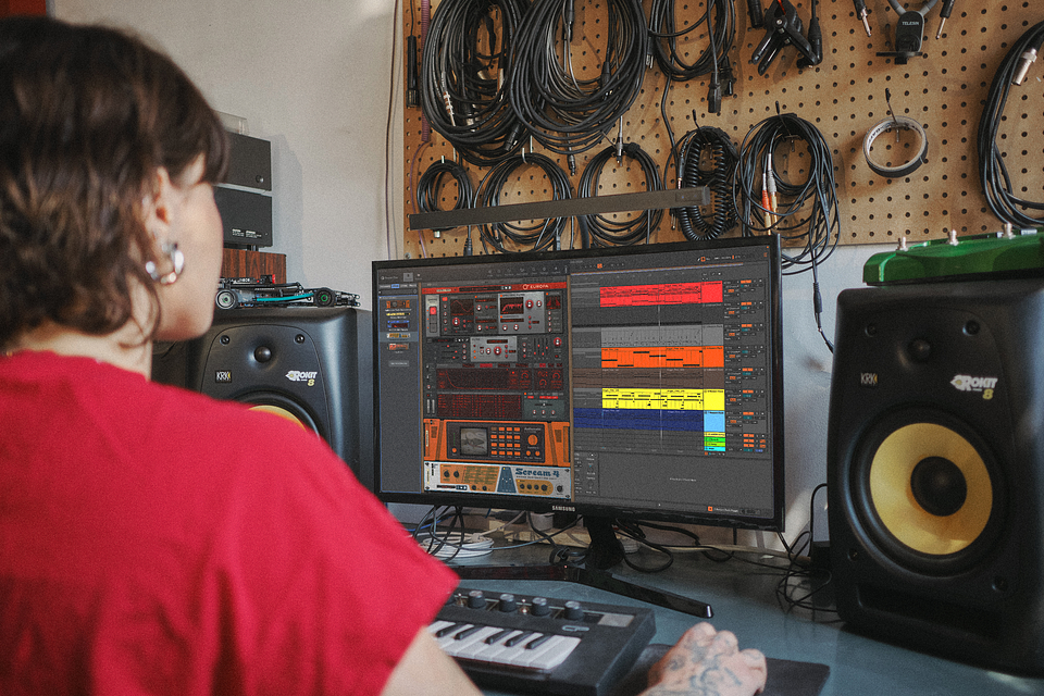 Reason-Photo_Woman-2_Ableton 1.png