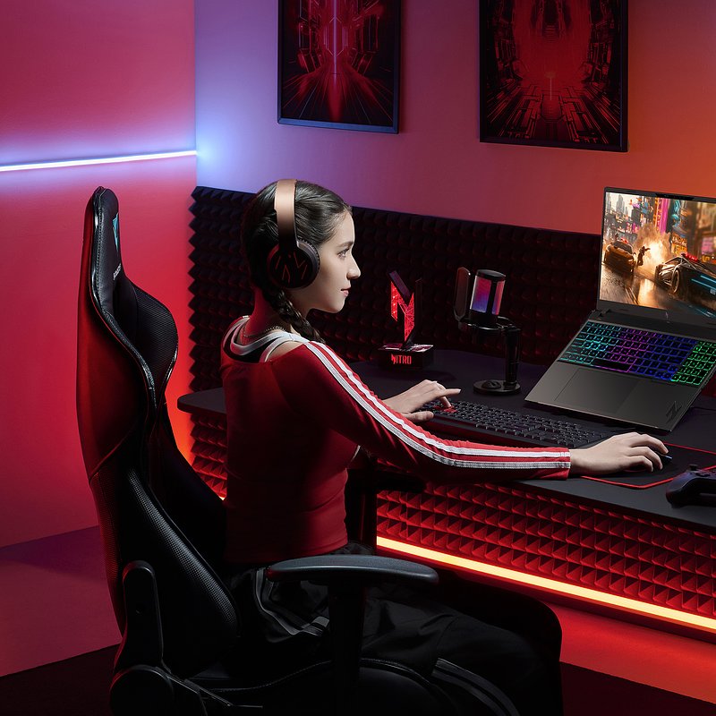 Acer Nitro V 16 AI-ANV16-A71-Lifestyle-01.jpg