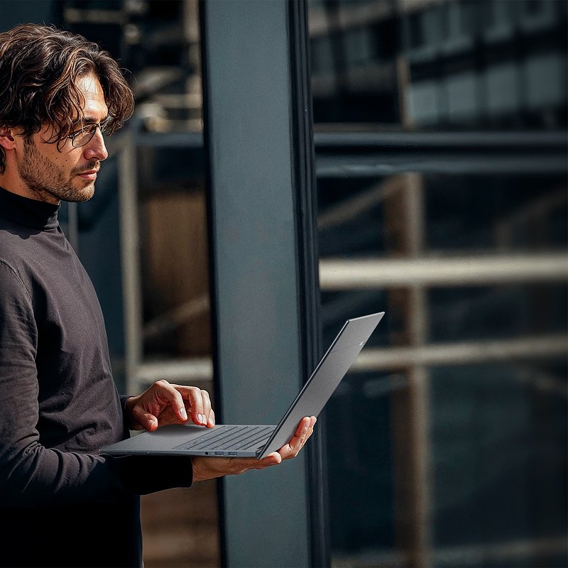 Acer Swift Edge 16 AI-SFE16-151(T)-Lifestyle-03.jpg