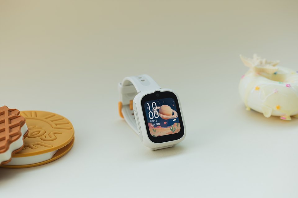 TCL MOVETIME Kids Watch MT48 - Lifestyle (4).jpg