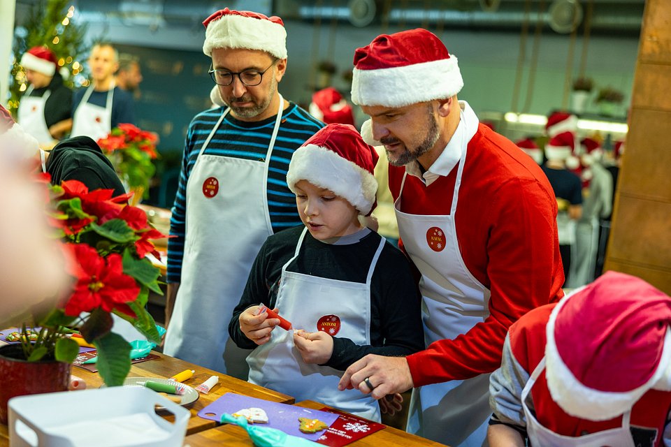Artur Racicki, Antek z Kiernozi i Rafał Brzoska dekorują świąteczne pierniczki. Fot. Alex Zając