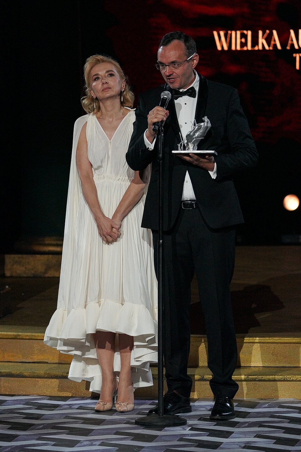 Laureaci konkursu TOP CHARITY 2023 Sylwia i Piotra Krupa z rzeźbą Górnickiego
