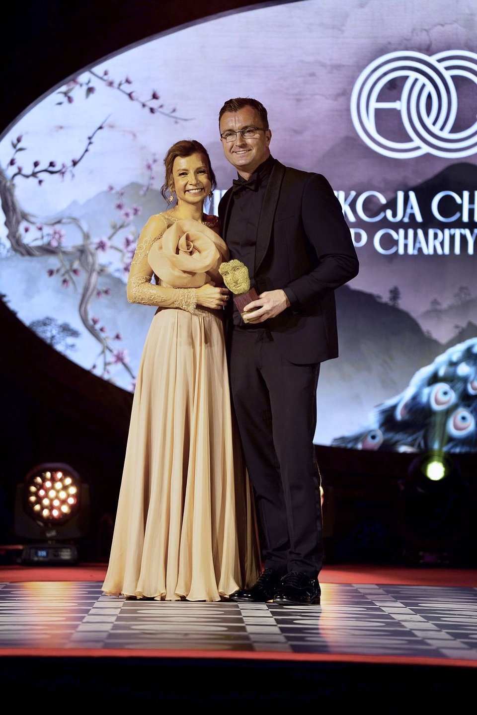 Laureaci TOP CHARITY 2024 Sylwia i Robert Dobrzyccy z rzeźbą Nikoli Vudraga