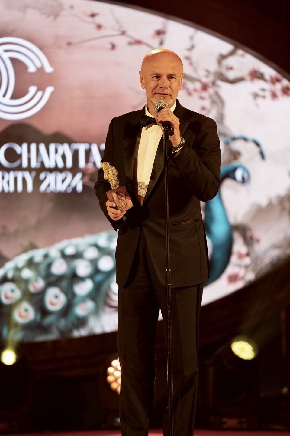 Laureat TOP CHARITY 2024 prof. Maciejewski z rzeźbą Nikoli Vudraga