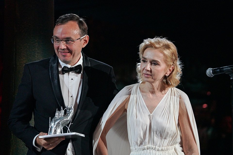 Laureacie TOP CHARITY 2023 Sylwia i Piotr Krupa z rzeźbą Górnickiego