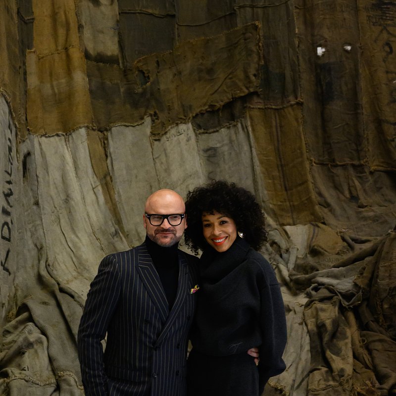 Rafał Brzoska i Omenaa Mensah na tle dzieła Ibrahima Mahamy fot. Kuba Celej.jpg