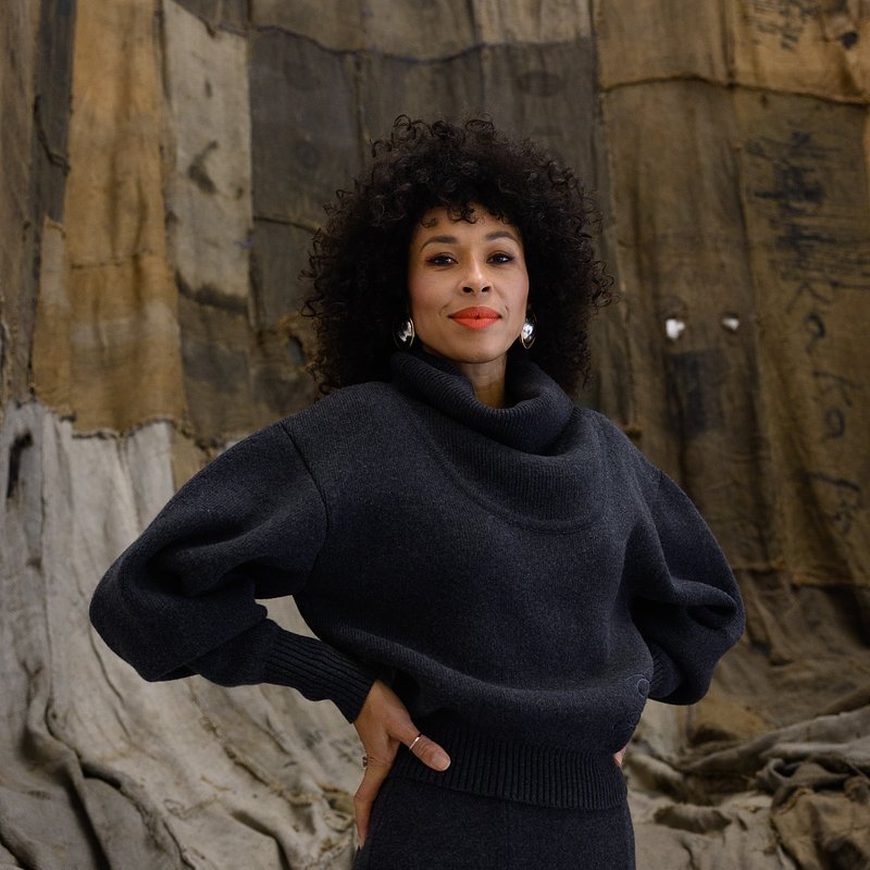 Omenaa Mensah na tle dzieła Ibrahima Mahamy fot. Kuba Celej.jpg