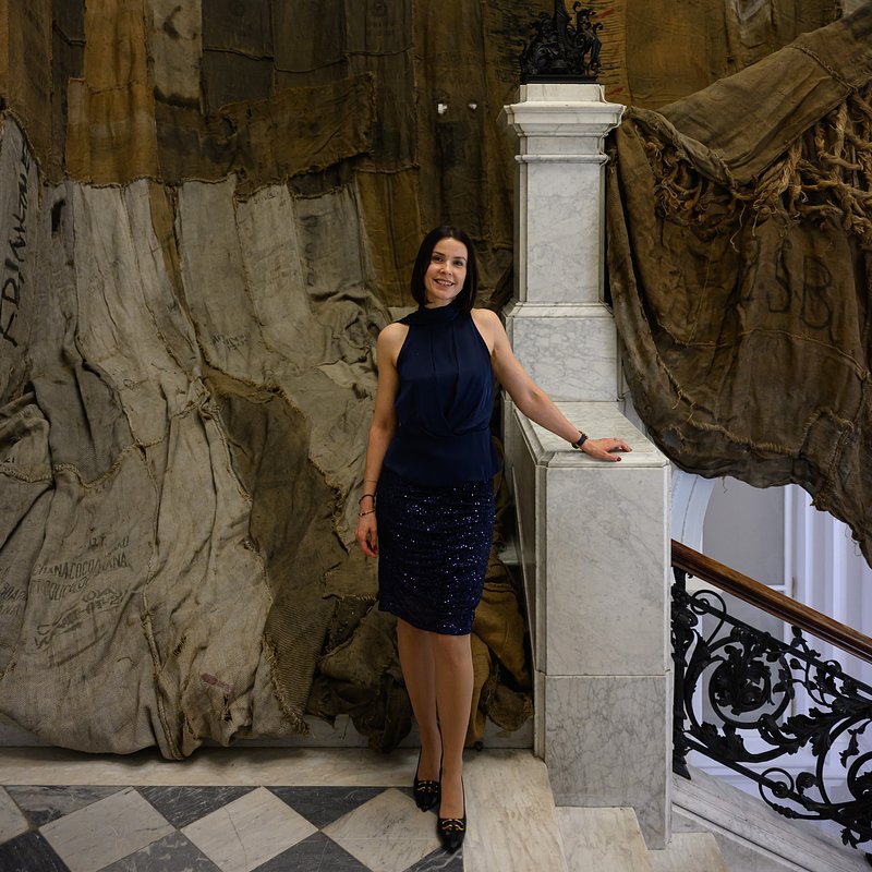 Anna Wierzbicka na tle dzieła Ibrahima Mahamy fot. Kuba Celej.jpg