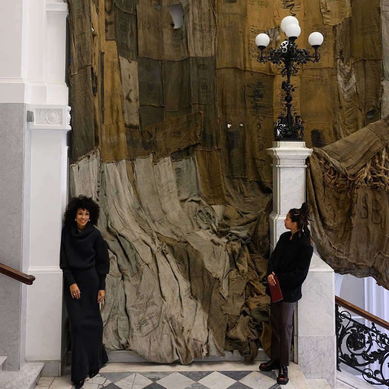 Omenaa Mensah, Vansessa Mensah na tle dzieła Ibrahima Mahamy.jpg