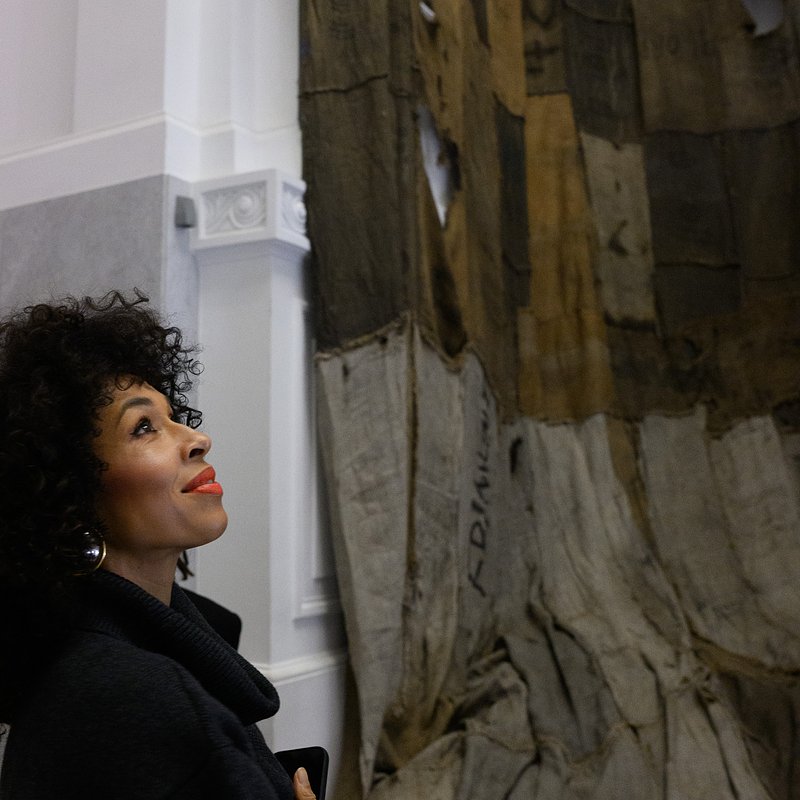 Omenaa Mensah na tle dzieła Ibrahima Mahamy_1 fot. Kuba Celej.jpg