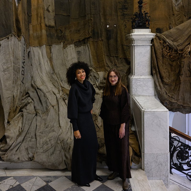 Omenaa Mensah, Agnieszka Pindera na tle dzieła Ibrahima Mahamy fot. Kuba Celej.jpg