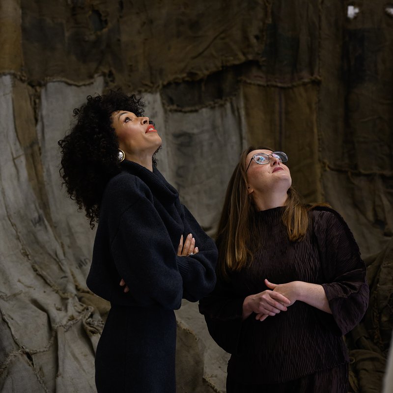 Omenaa Mensah, Agnieszka Pindera na tle dzieła Ibrahima Mahamy_1 fot. Kuba Celej.jpg