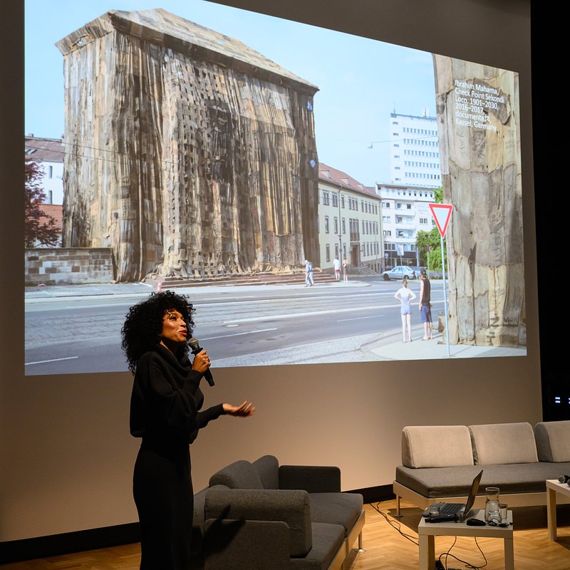 Omenaa Mensah na tle realizacji Ibrahima Mahamy w Kassel w Niemczech fot. Kuba Celej.jpg