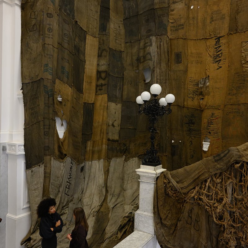 Omenaa Mensah, Agnieszka Pindera na tle dzieła Ibrahima Mahamy_2 fot. Kuba Celej.jpg