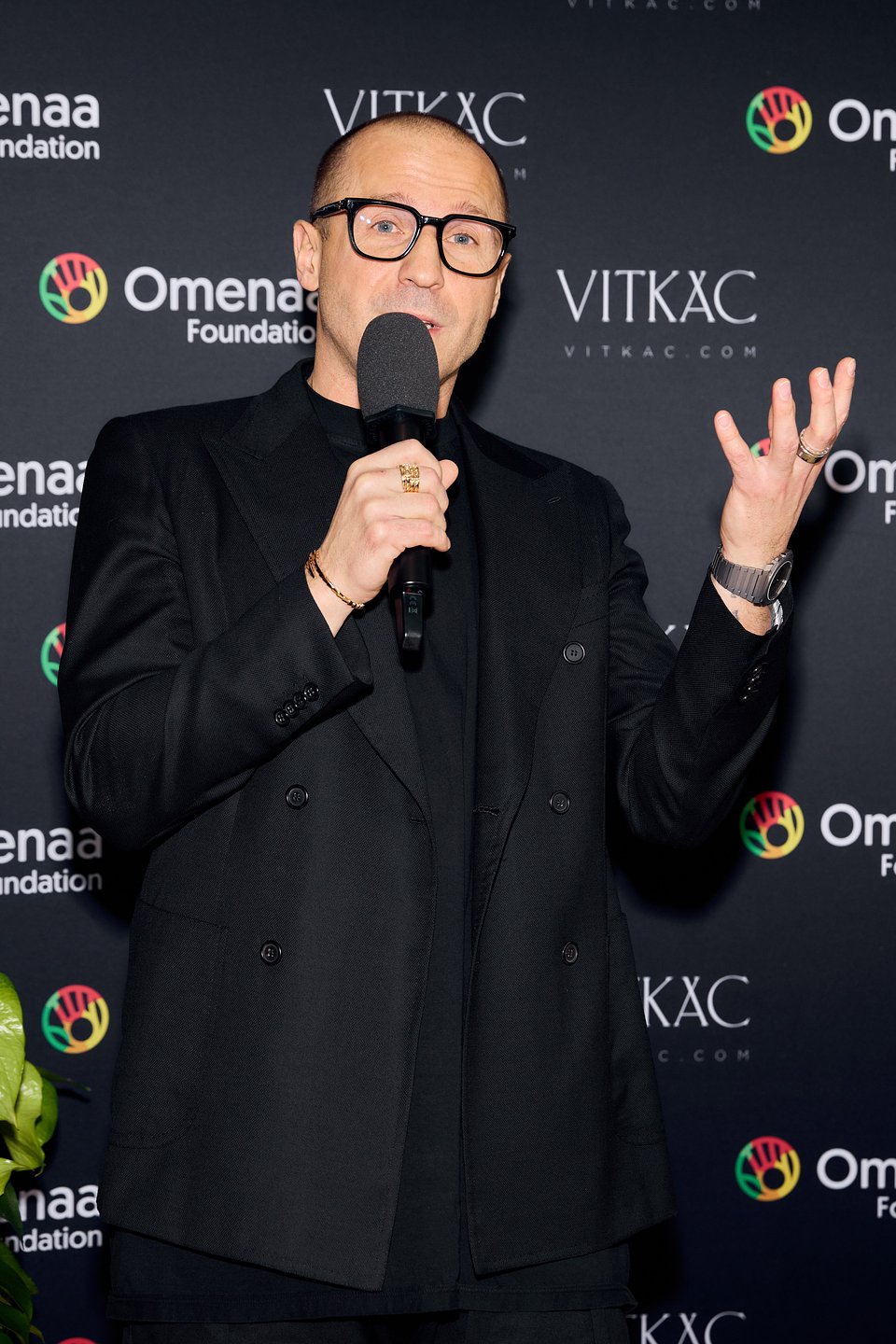 Arkadiusz Likus przemawia podczas inauguracji wspólnego programu VITKAC x OMENAA FOUNDATION.
