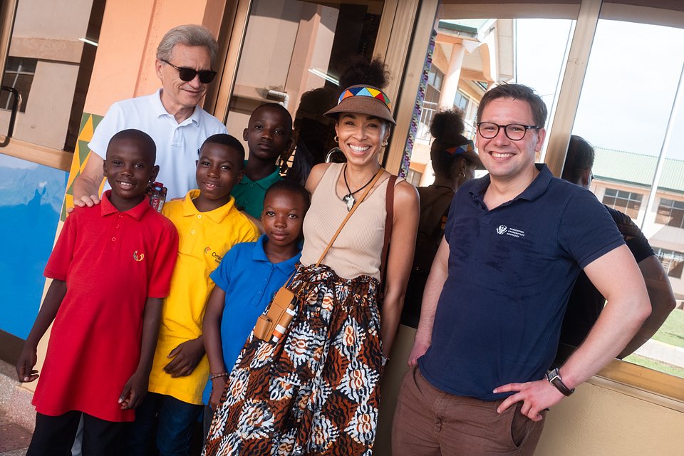 Omenaa Mensah_Zbigniew Gaciong_Michał Grąt z dziećmi z Kids Haven School