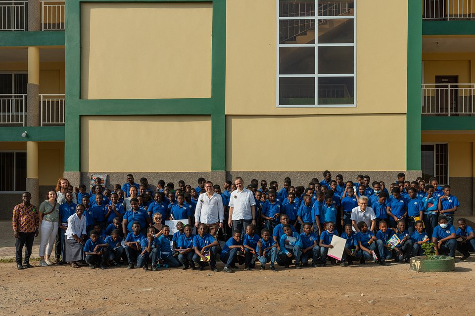 Uczniowie wraz z zespołem WUM