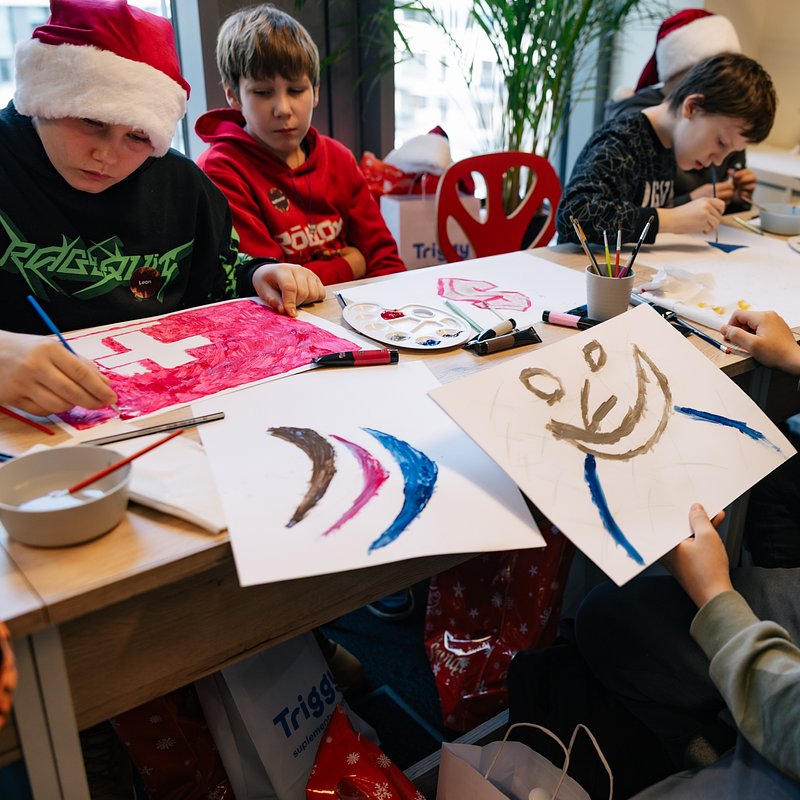 Chłopcy z Kiernozi podczas warsztatów artystycznych.jpg