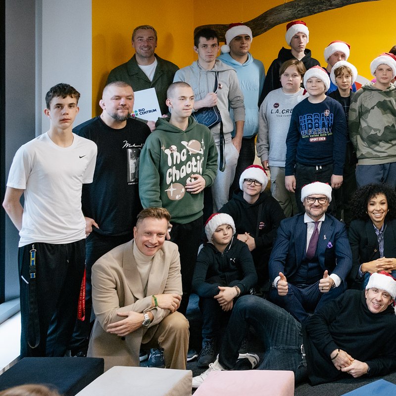 Goście i dzieci podczas spotkania świątecznego.jpg