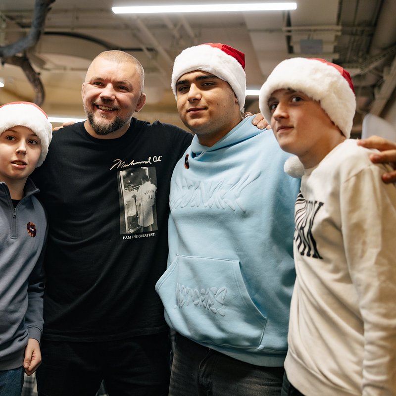 Łukasz Jurkowski i chłopcy z Kiernozi.jpg