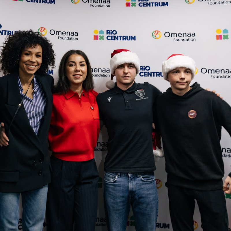 Krzysztof Włodarczyk, Omenaa Mensah, Karolina Olszewska, Gustaw Wiśniewski z podopiecznym z Kiernozi.jpg