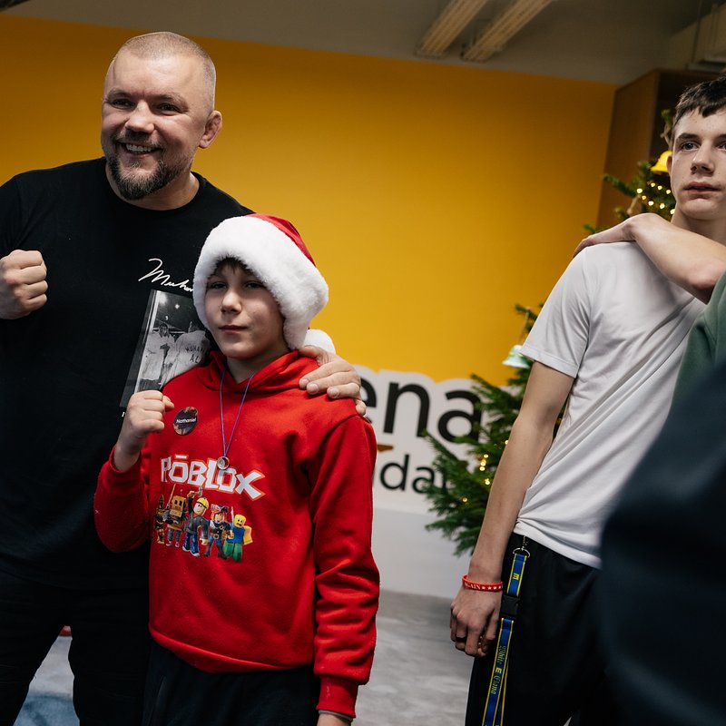 Łukasz Jurkowski z jednym z chłopców.jpg