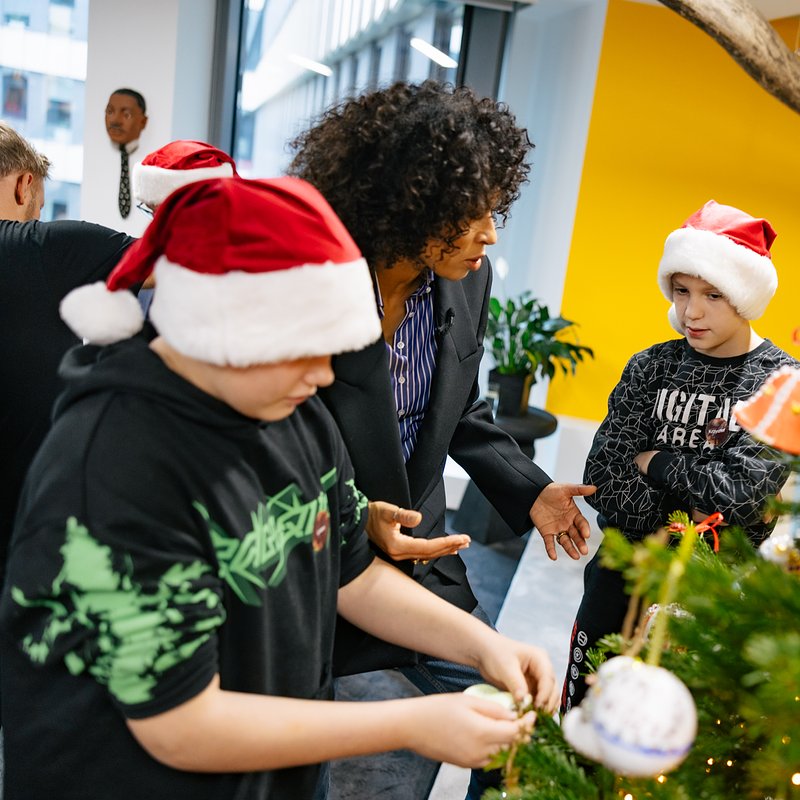 Omenaa Mensah z dziecmi ubiera choinkę.jpg