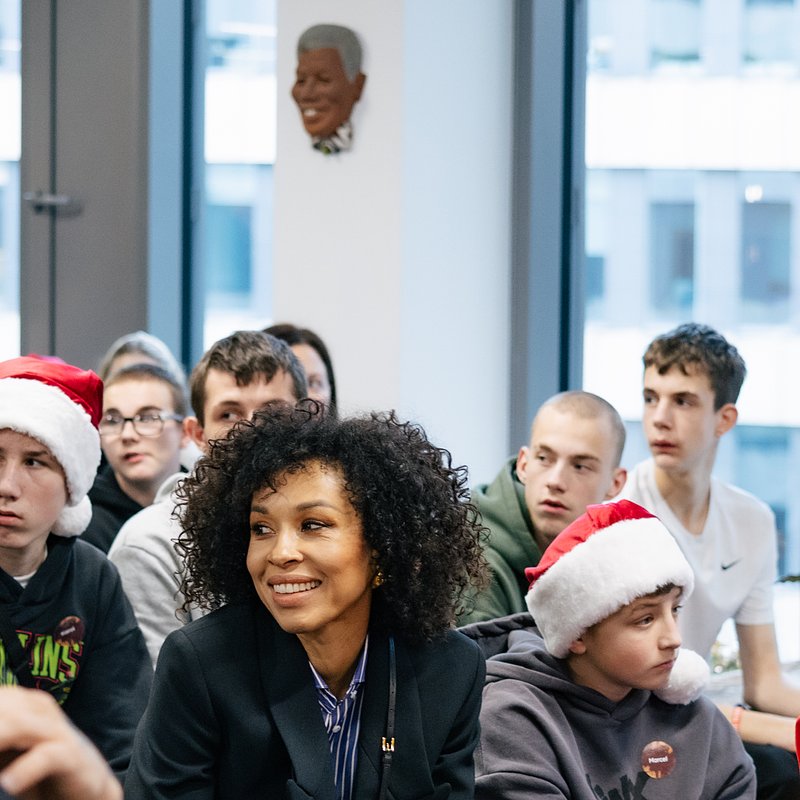 Omenaa Mensah z dziećmi.jpg