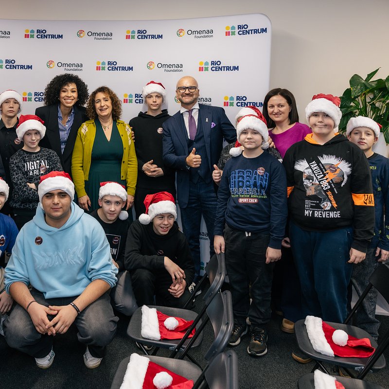 Omenaa Mensah i Rafał Brzoska z podopiecznymi Młodziezowego Ośrodka Socjoterapii w Kiernozi.jpg