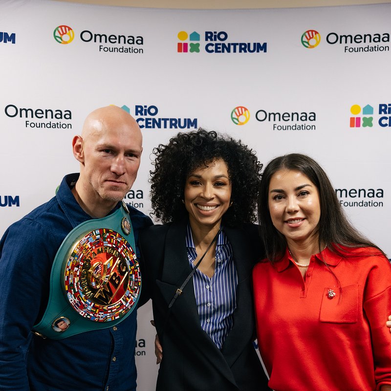 Omenaa Mensah z krzysztofem Włodarczykiem i Karoliną Olszewską.jpg