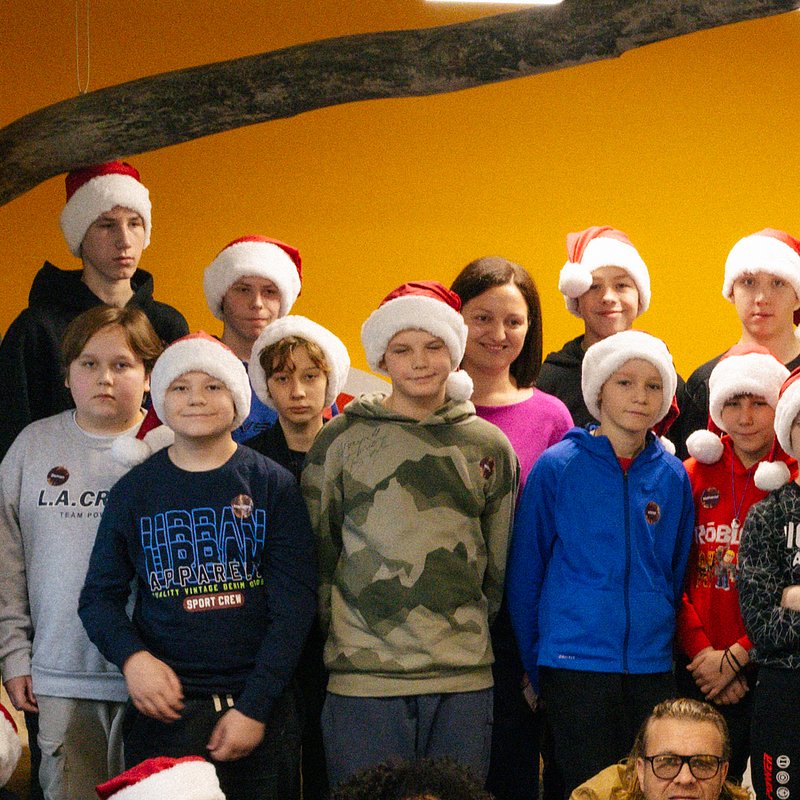 Omenaa Mensah, Rafał Brzoska, Maciej Kawulski i Alan Andersz z dziećmi.jpg