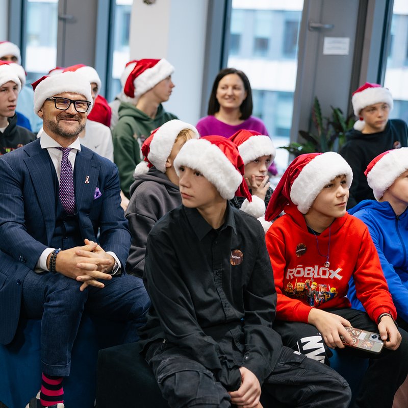 Rafał Brzoska i chłopcy z Kiernozi.jpg